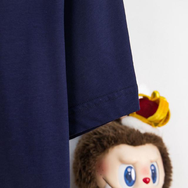 标准版型短袖圆领T恤。深蓝色纯棉材质。定制FENDI Roma1925印花