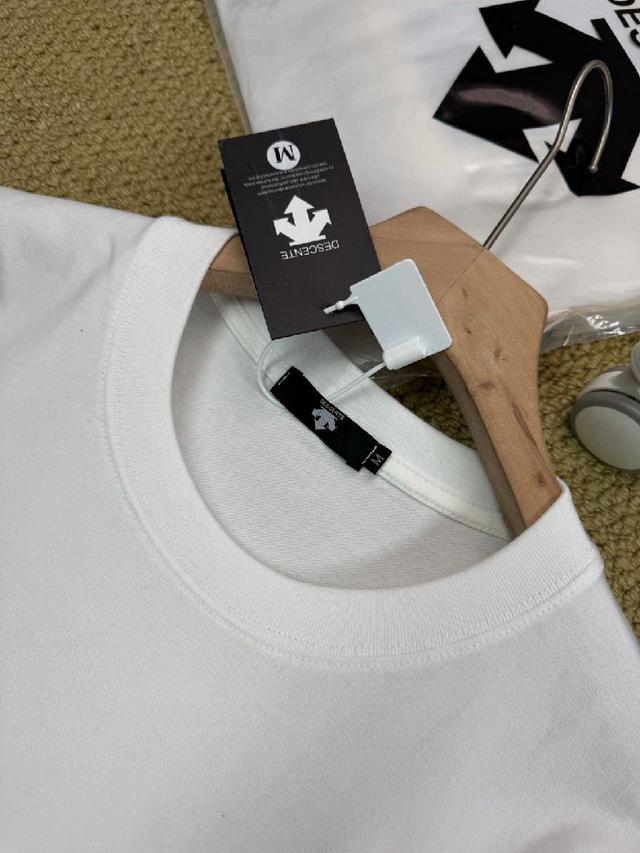 采用高弹速干面料，触感柔滑细腻，具备良好的排汗导湿性能