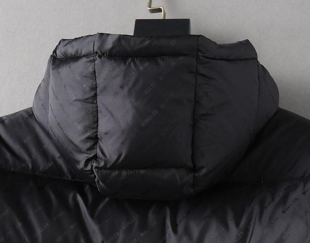 秋冬新款羽绒服。这款号称羽绒服届最贵的，全部90绒的