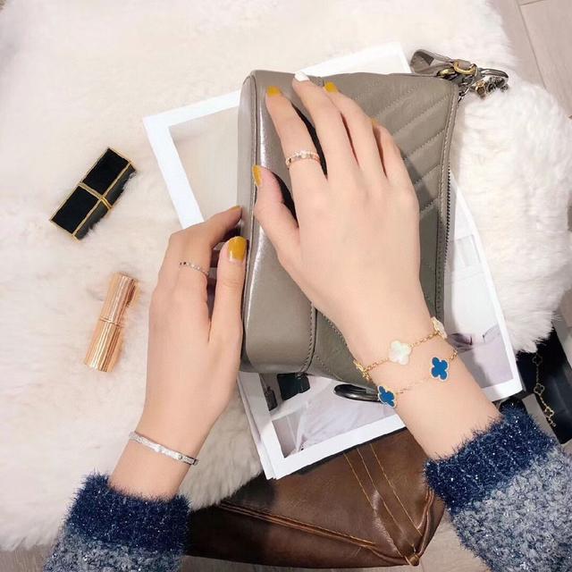 我们的顶级终极版本采用的是纯银材质，再到表层电镀超厚的真金电镀层