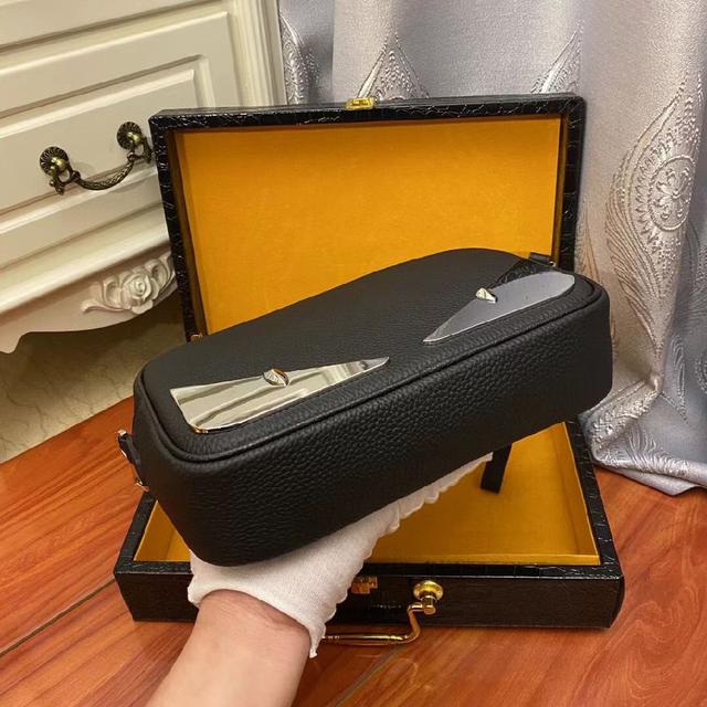 原单品质 33033-2、采用进口小牛皮 皮质柔软 手感超赞