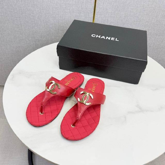 凝萃26P早春系列的摩登巧思 承袭康朋街百年匠艺的细腻质感。