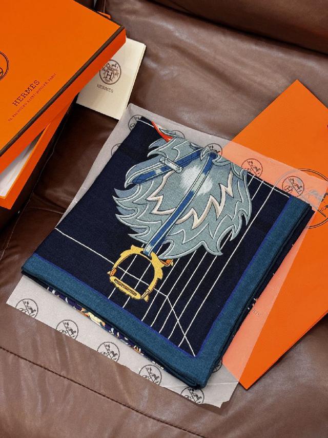 这款披肩的经典单品展现强大而迷人的女性魅力精髓。