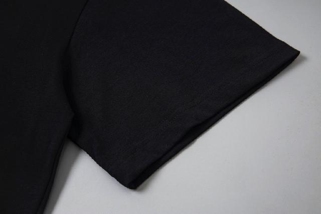 标识字母手绘图案圆领短袖T恤，面料采用高端冰感索罗娜布料