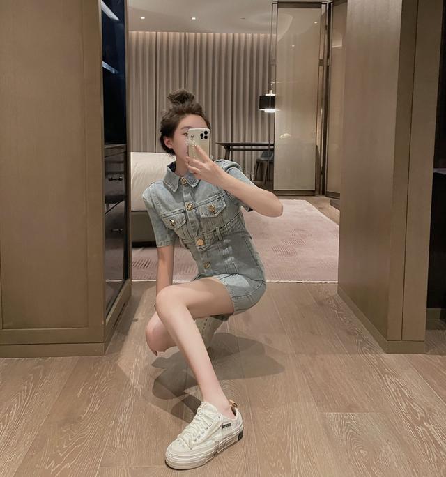 巴尔曼牛仔连衣裙