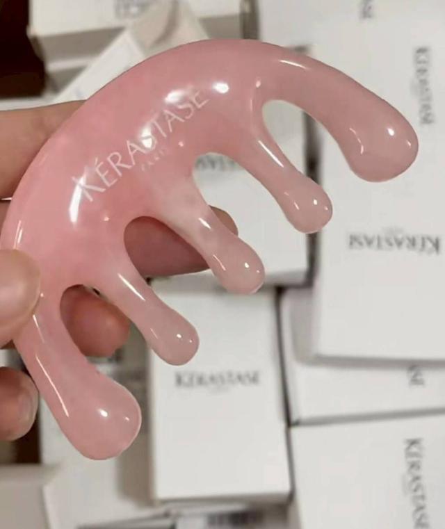 KÉRASTASE 卡詩的粉紅頭皮按摩梳超可愛#03/22