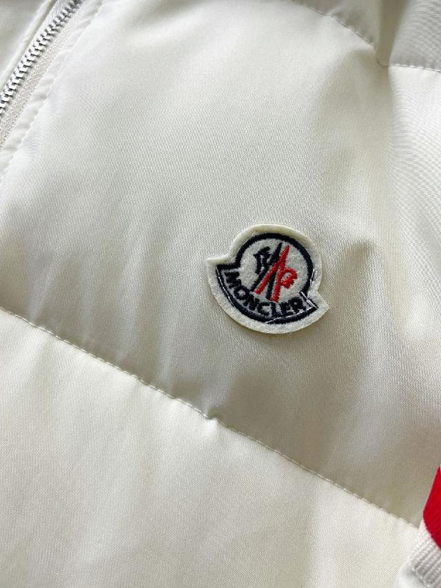 全部90绒的。带着经典的Logo组合搭配，第一眼看到就是