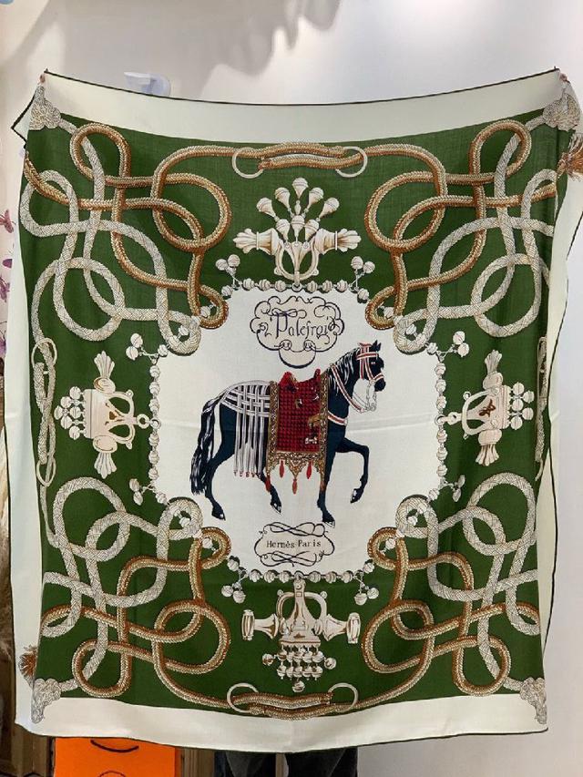 这款披肩采用经典山羊绒和真丝混纺面料，柔软轻盈，佩戴方便