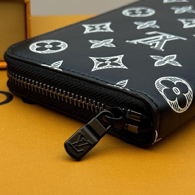 Zippy Vertical 钱夹取材 Monogram Shadow 压纹印花