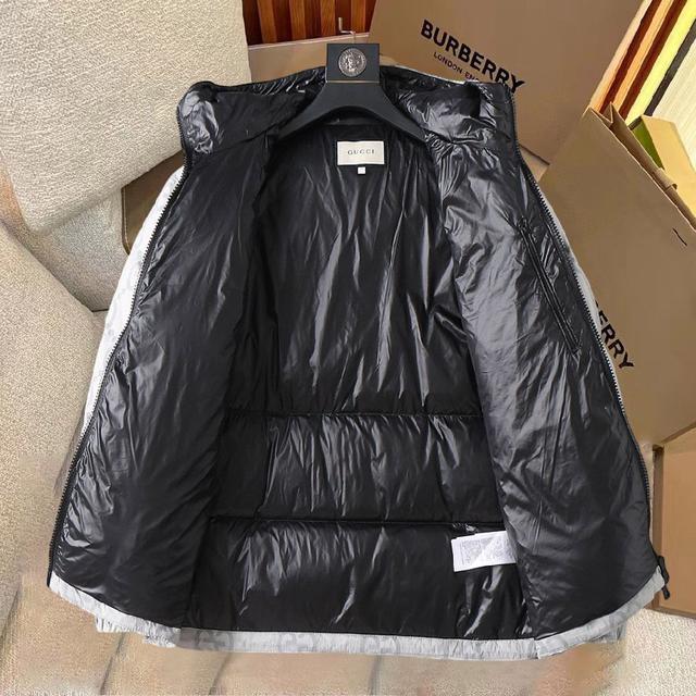 秋冬新款羽绒服。这款号称羽绒服届最贵的，全部90绒的