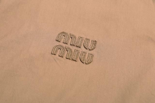 面料采用重磅480克双纱面料  整衣洗水 前后后幅十字贴皮