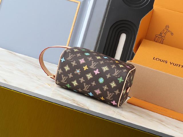 Locker Dopp Kit 盥洗袋取材 Monogram 帆布，融汇当代潮流和典雅格调