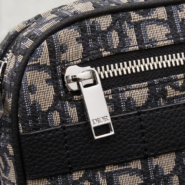 图案重现帆布印花的考究观感。耀目金属件、羊皮革内衬和铭牌共同印证