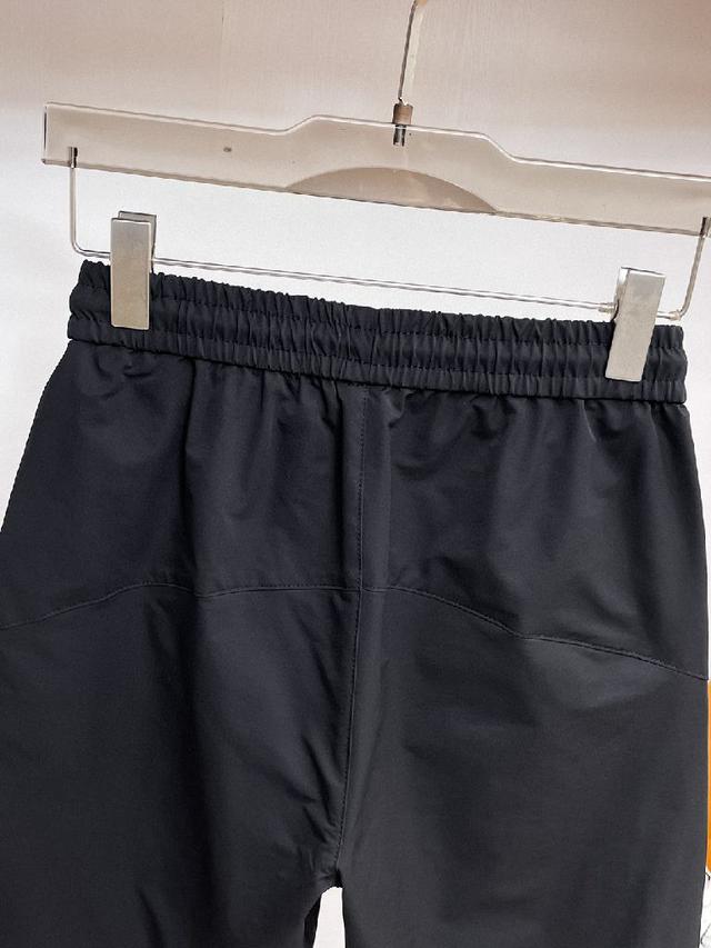 低调不失奢华 穿出去非常有档次 裤型款式和裁剪亦无需多言