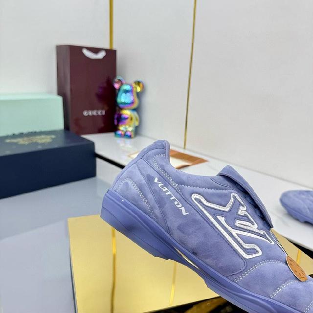 这款靴子采用特有的瘦窄版型，以咖啡色绒面材