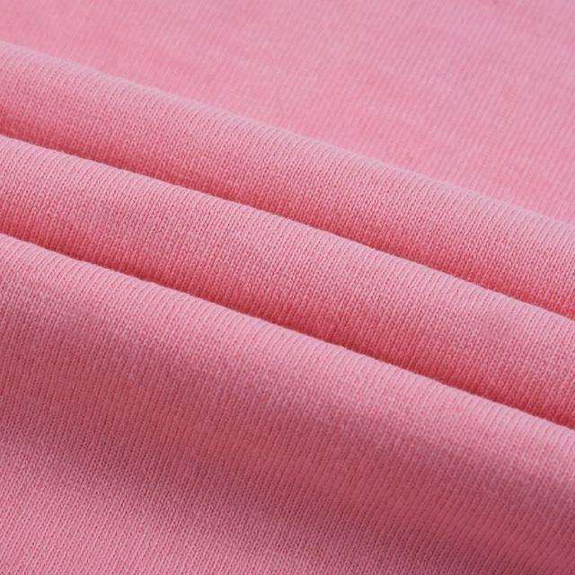 • 设计：正面印有圆形的品牌主题印花，袖子带有品牌标识，做旧水洗工艺带来复古做旧的质感；