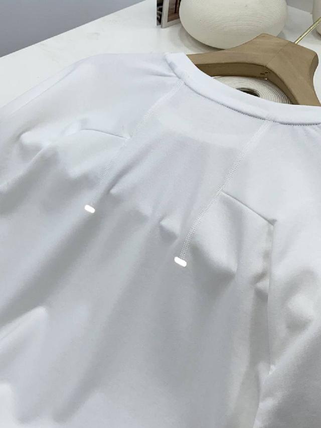 甄选 300g 重磅高支棉混纺面料，手感扎实而不失柔软，具备极佳的挺括度与亲肤感