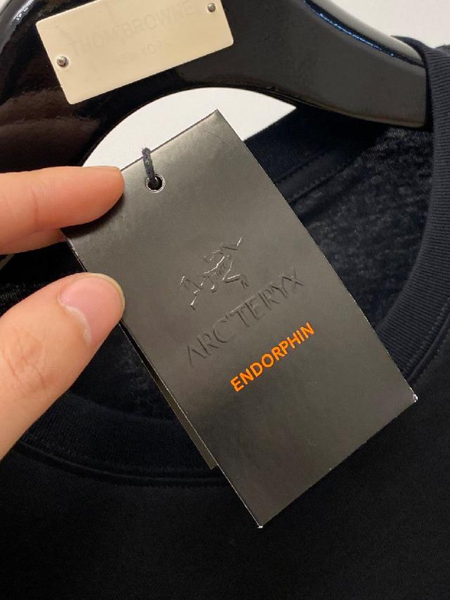 新品短袖T恤，帅气时尚，胸前图案字母logo，简约百搭款