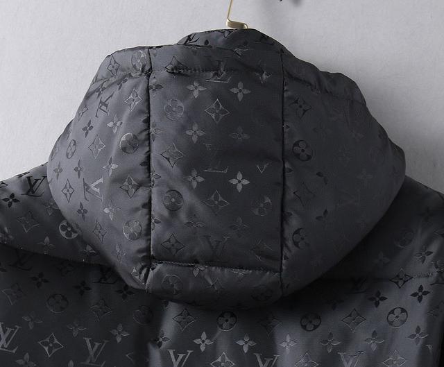 新款羽绒服。这款号称羽绒服届最贵的，全部90绒的