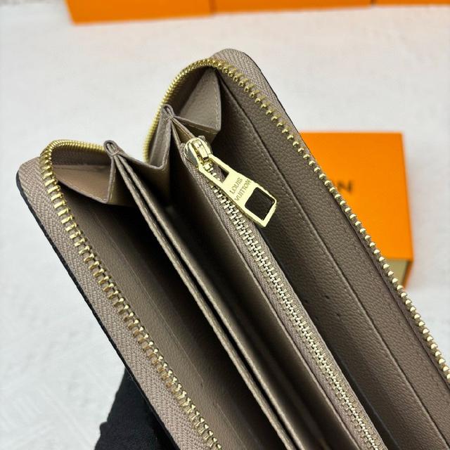 拉链钱包Crafty 配饰、皮具和成衣系列推出特别款 Pochette Félicie 链条包