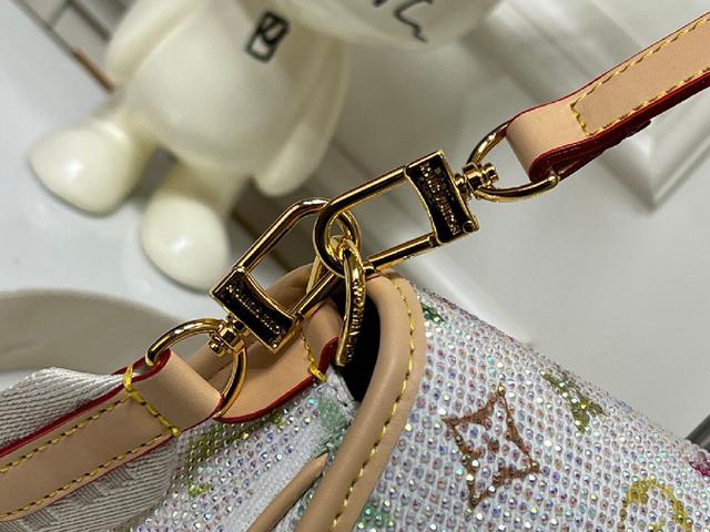 Monogram Empreinte 皮革结合数码印花工艺，