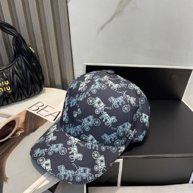 这款棒球帽真的百搭不过时，性价比也很高，美到逆袭～
