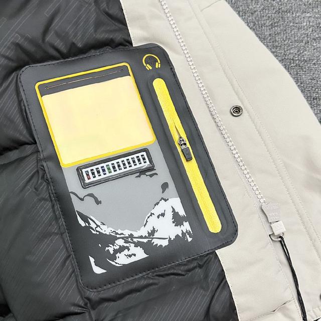 这款采用  GORE TEX 3L面料，内里拼接全压胶工艺，高密三合一科技型面料