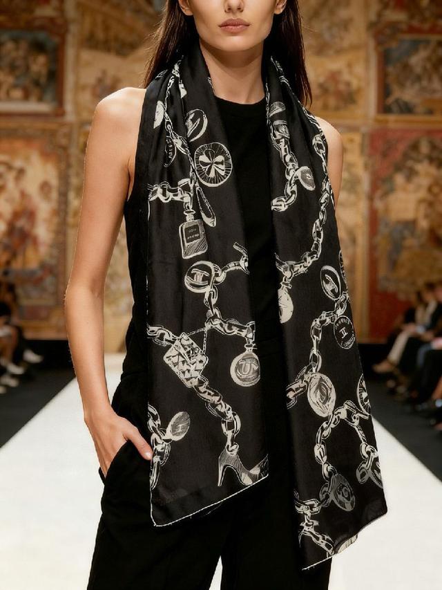 这款披肩采用经典山羊绒和真丝混纺面料，柔软轻盈，佩戴方便