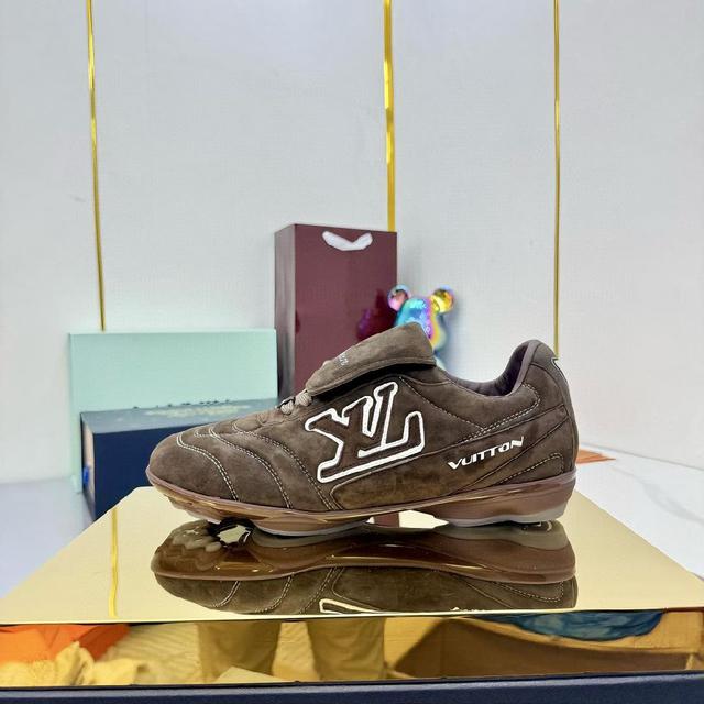 此次拼接光滑牛皮革和Monogram压纹粒面牛皮革，