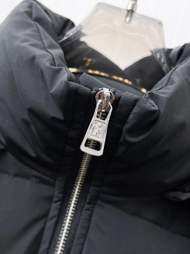 全部90绒的。带着经典的Logo组合搭配，第一眼看