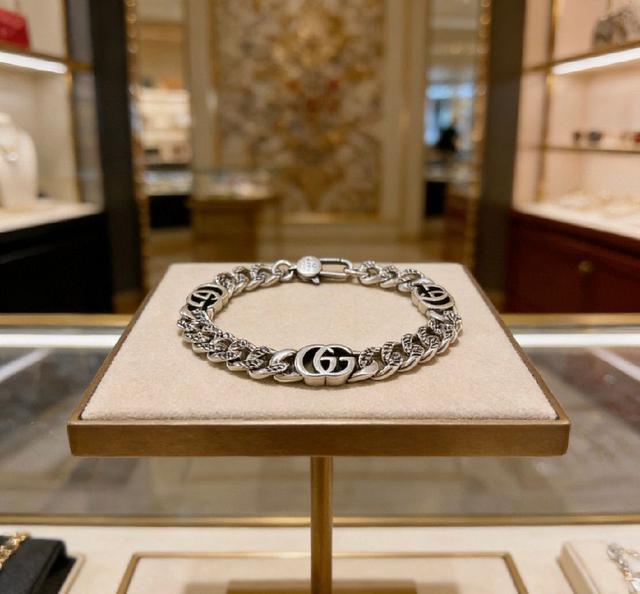 我们的顶级终极版本采用的是纯银材质，再到表层电镀超厚的真金电镀层，