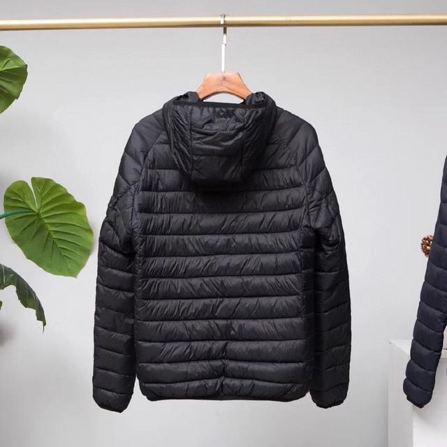 内里填充的是鹅绒材质，充绒量在180克左右，外边面料是防水防水的纤维材质