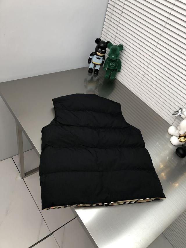 采用强捻高密度100%聚酯纤维制成！还有菱格纹的设计，这样是更能保证每一克羽绒的整体充盈度蓬松度
