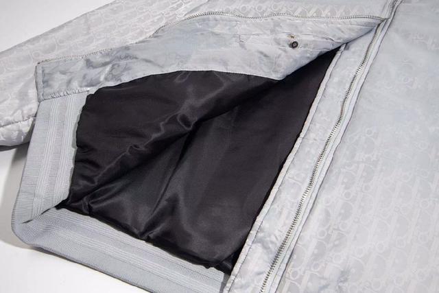 通体饰以 CD Diamond 图案，该图案由