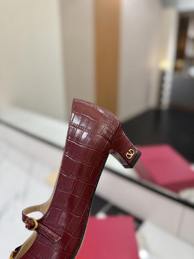 最新上市的一款凉鞋，好看又百搭，后跟带加小蝴蝶结设计淑女