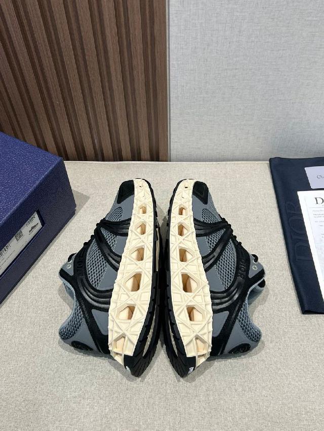超轻TPR·橡胶；双色成型大底 超高品控·做工精细