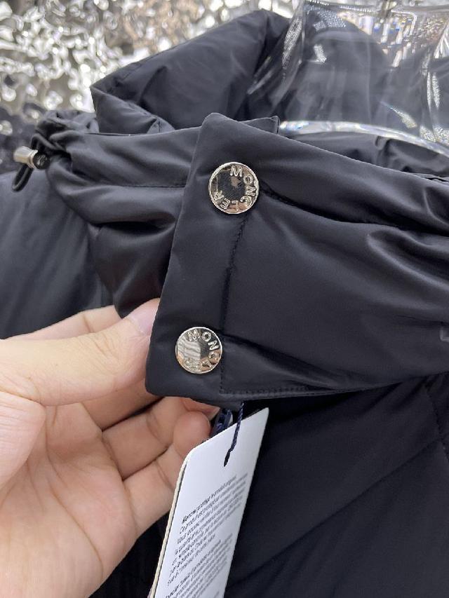 官网款2025秋冬新款羽绒服。这款号称羽绒服届最高端的，全