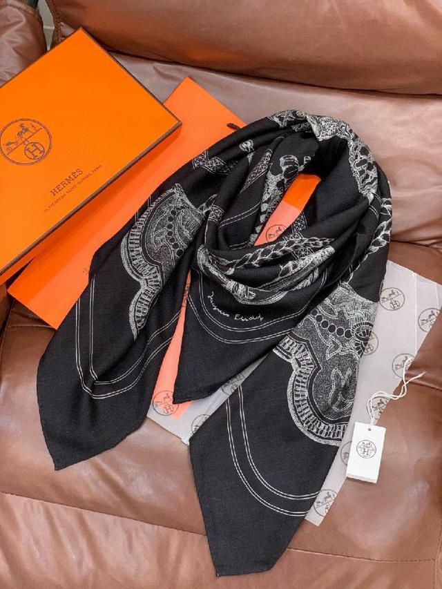 手工卷边羊绒和真丝混纺披肩（70%羊绒，30%桑蚕丝）