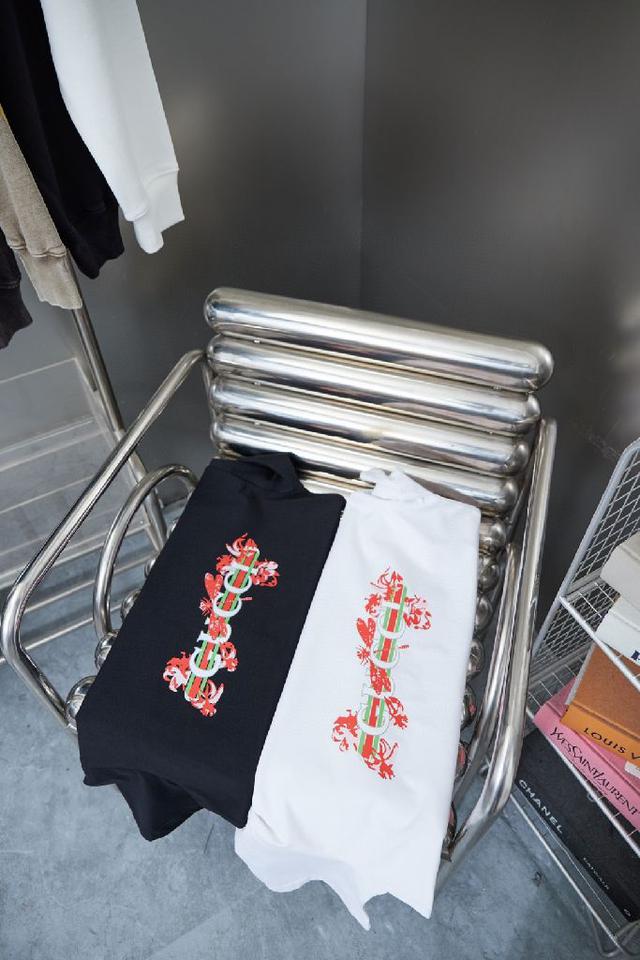 Gucci 古驰  前幅字母logo印花圆领短袖，采用立体印花工艺