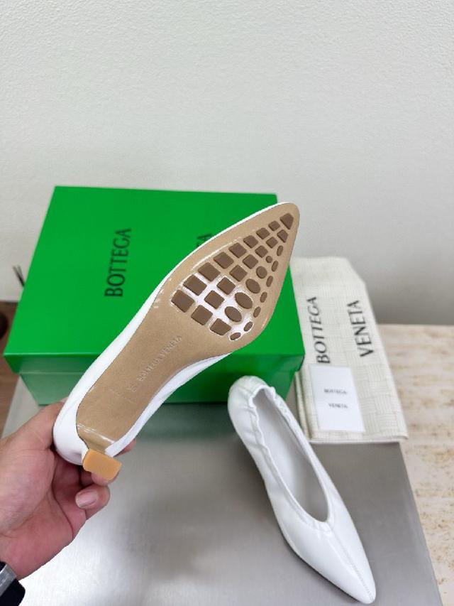 大底选用意大利真皮大底 运用轻染工艺 对标对版