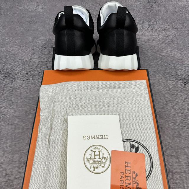 小牛皮和麂皮山羊皮运动鞋。 轻盈鞋底装饰撞色图案，