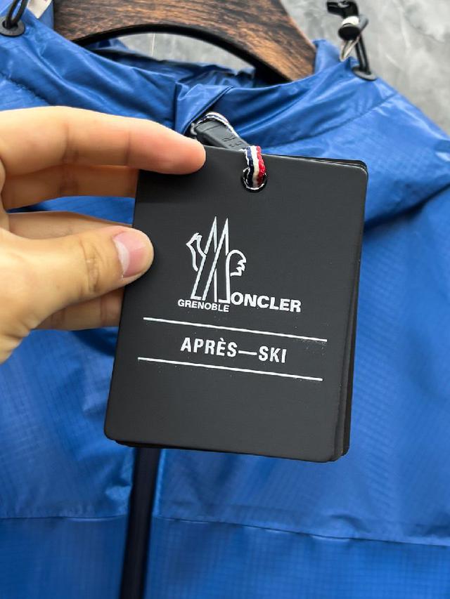 这款羽绒服的面料选用了客供定制的高密度轻质尼龙，这种面料不仅轻盈如羽
