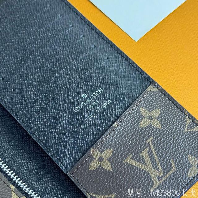 💎顶级原版 🇫🇷 拉链竖款钱夹在轻松携带现金、卡片和零钱的同时不失时尚。 优