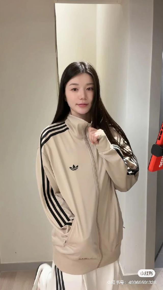 经典三杠条纹，定制Adidas新款方形三叶草拉链。 经典永不过时！百