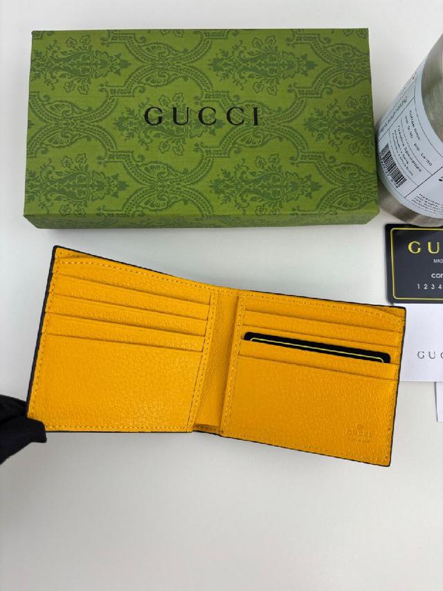 设计令点缀于包身的GG标识风采尽绽。这款钱包以啡色GG Supreme