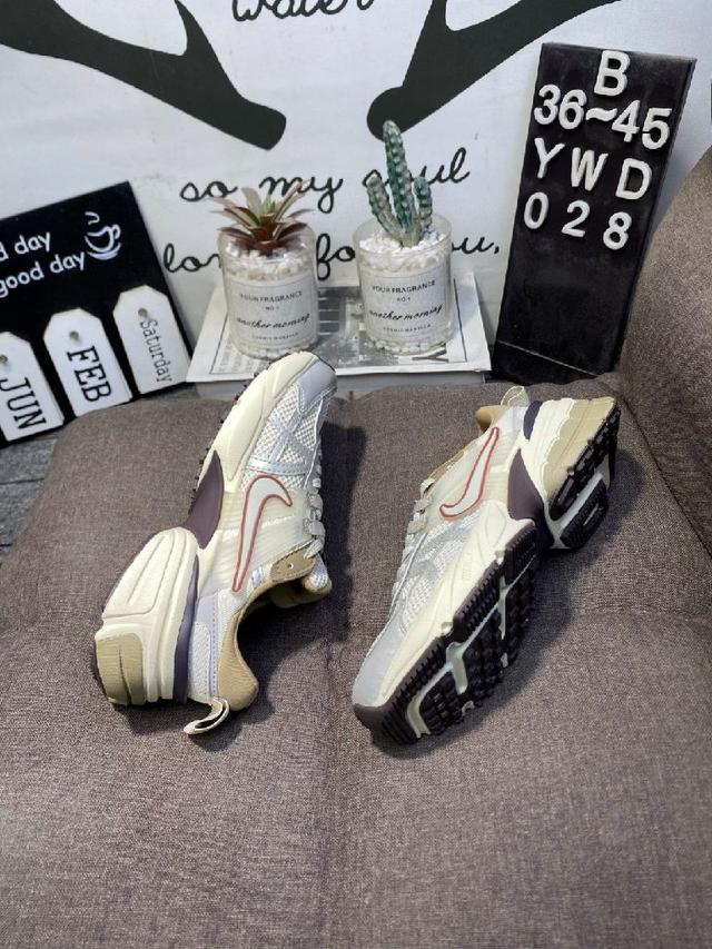 博肯Birkenstock 勃肯半拖系列克罗心双扣金属扣设计