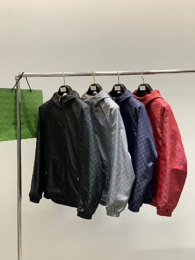 时尚休闲两面穿连帽夹克外套，上身很有特点！吸睛而有亮点