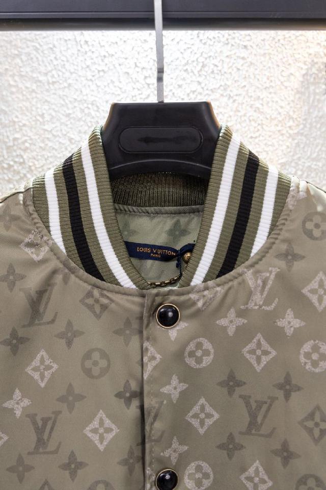 虚线营造出缝合和刺绣的错觉。正面饰有对比鲜明的LV首字母，