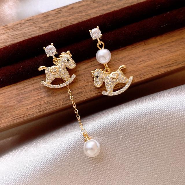 [韓國飾品連線] 正韓S925純銀 不對稱微鑲鋯石小馬珍珠耳環 📍韓國連線預購收單日：4/19