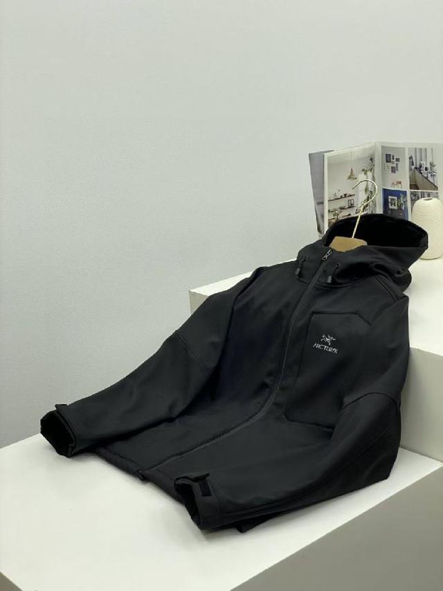 考究的3D立体裁剪，让衣服具备丸美的合身性，和更舒适的内部空间